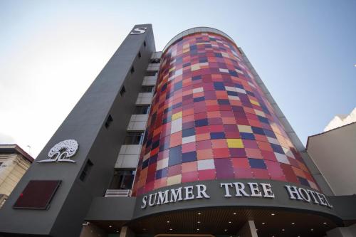 ジョージタウンにあるSummer Tree Hotel Penangの色彩豊かなモザイクの外観の建物