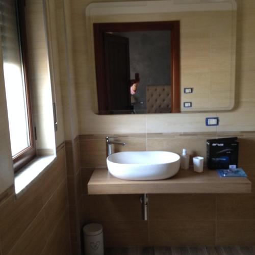 a bathroom with a sink and a mirror at INFORMIS B&B in Capua