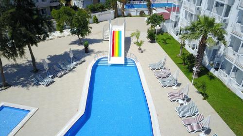 an overhead view of a swimming pool with chairs and a fountain at Halıcı Hotel Marmaris in Marmaris
