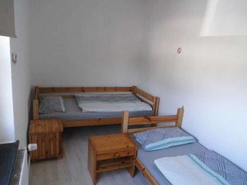 Zimmer mit 2 Etagenbetten und einem Tisch in der Unterkunft Ferienwohnung Kolpingstr. in Duderstadt