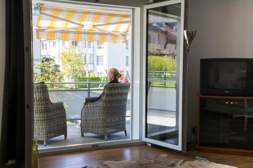 TV a/nebo společenská místnost v ubytování Konstanz nähe, ruhiges 4-Zim-Wohnung bis 8 Personen