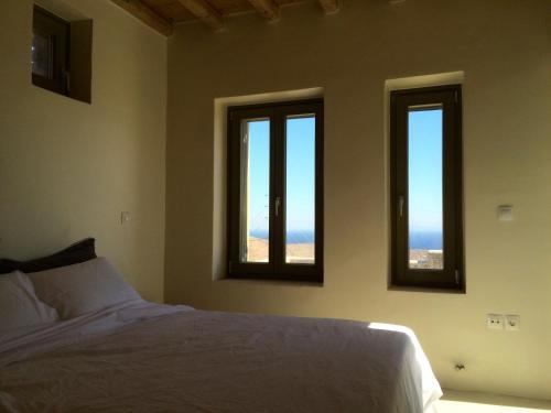 Postel nebo postele na pokoji v ubytování deep blue villas, Serifos
