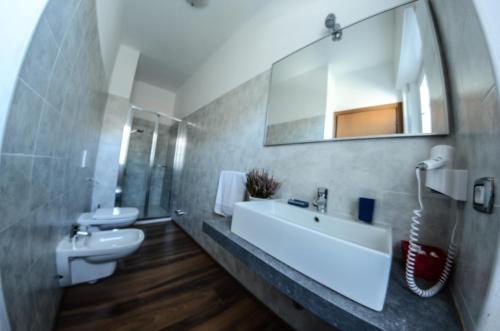 Koupelna v ubytování Hotel National