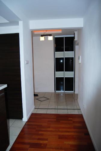 an empty room with a door open to a room with a tile floor at 3-Pokojowy Apartament Villa Park - Top Location in Olsztyn
