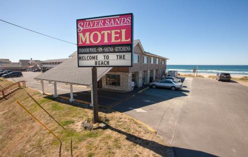 a sign for a motel next to the beach at Silver Sands in Rockaway Beach