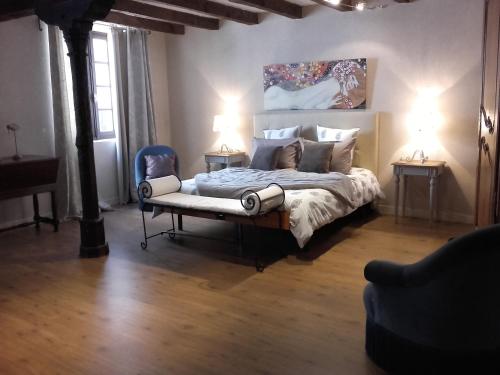 una camera con un letto con due tavoli e due lampade di La Maison Rouge a Chinon