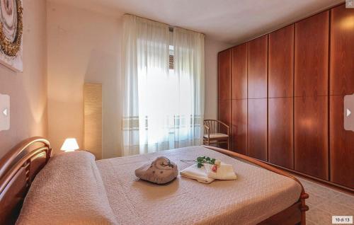 een slaapkamer met een bed met twee handdoeken erop bij Villa Maddalena in Scala
