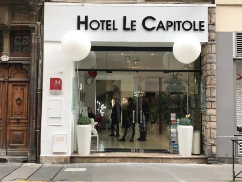 a store front of a hotel le carricole store at Hôtel Le Capitole in Toulouse