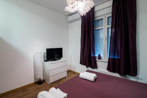 - une chambre avec un lit, une télévision et une fenêtre dans l'établissement CheckBelgradeApartment- City Center, à Belgrade