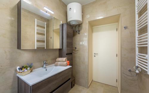 Kúpeľňa v ubytovaní Apartments Dujmic - 50m from the sea with private parking