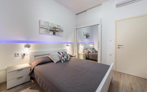 Posteľ alebo postele v izbe v ubytovaní Apartments Dujmic - 50m from the sea with private parking