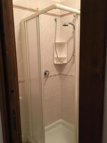 a bathroom with a shower stall with a mirror at Appartamenti e Camere Il Poggio di D'Angeli Lidia in Auditore