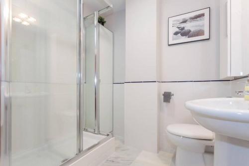a bathroom with a shower and a toilet and a sink at Apartamento Castillo San Marcos in El Puerto de Santa María