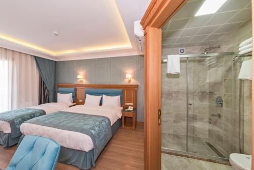 Кровать или кровати в номере Magnaura House Hotel