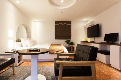 a hotel room with a bed and a table and chairs at Hotel Leaders in Seoul