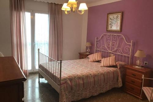 トレ・デル・マールにあるPiso Torre del Marの紫の壁のベッドルーム1室