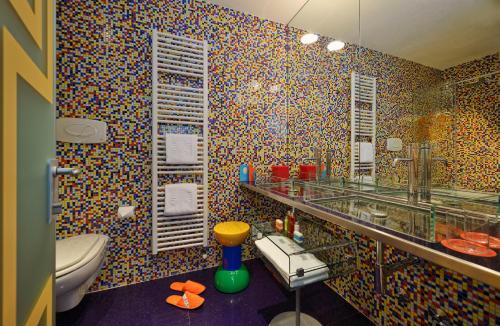 サン・ピエトロ・イン・カリアーノにあるビブロス アート ホテル ヴィラ アミスタのバスルーム(洗面台、トイレ付)
