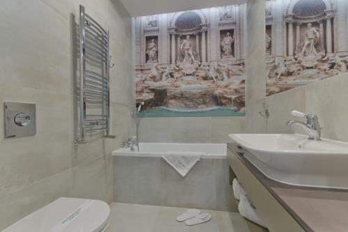 Apartamenty Gdańsk EU - Sopot Apartamenty في سوبوت: حمام مع مرحاض ومغسلة وحوض استحمام