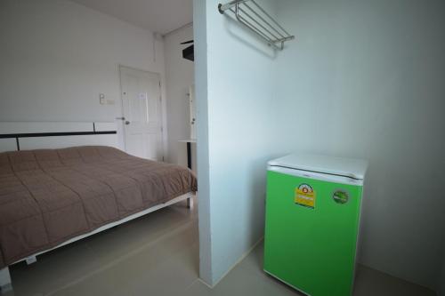 JC Guesthouse @ Suratthani Airport tesisinde bir odada yatak veya yataklar