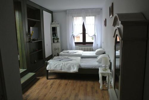 מיטה או מיטות בחדר ב-Zajazd pod Zamkiem