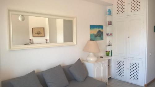 モンテ・アルジェンターリオにあるSplendido Affaccioのリビングルーム(ソファ、鏡付)