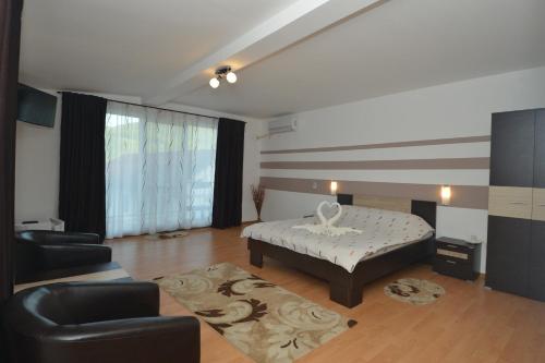 オルショバにあるCasa Verdeのベッドルーム(ベッド1台、ソファ、椅子付)