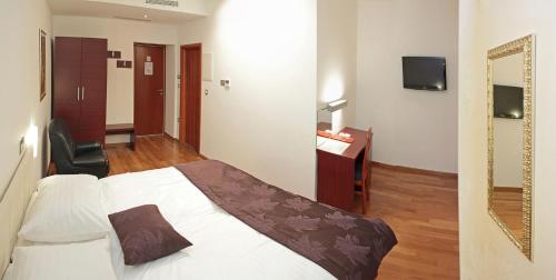 Postel nebo postele na pokoji v ubytování Hotel Monika