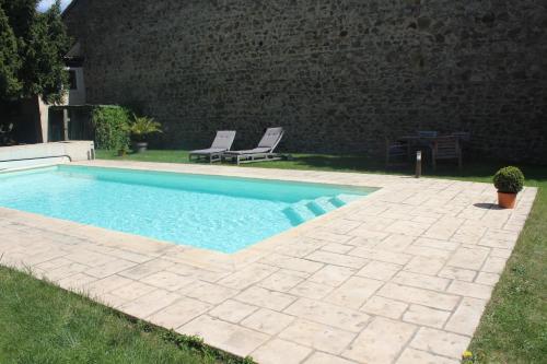 Πισίνα στο ή κοντά στο Les Marronniers