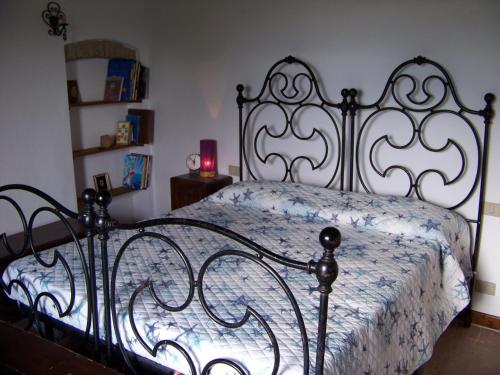 スカルリーノにあるPodere il Carpianoのベッドルーム1室(白い掛け布団付きのベッド1台付)