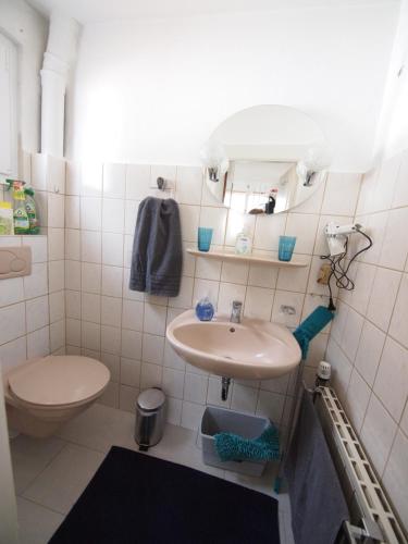 クックスハーフェンにあるDöser Husのバスルーム(洗面台、トイレ付)