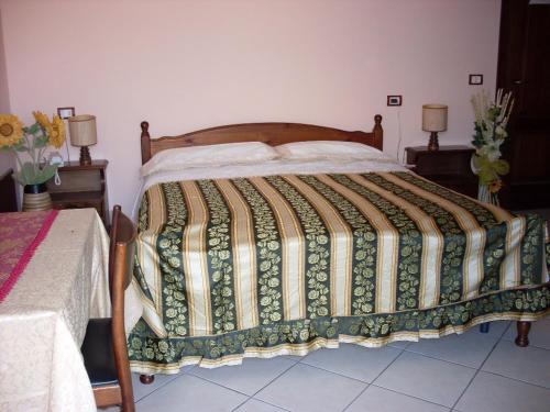 łóżko w sypialni z dwoma stołami i dwoma lampami w obiekcie Il Rifugio w mieście Celano