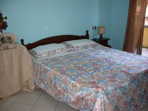 a bed in a bedroom with a blue wall at Il Rifugio in Celano