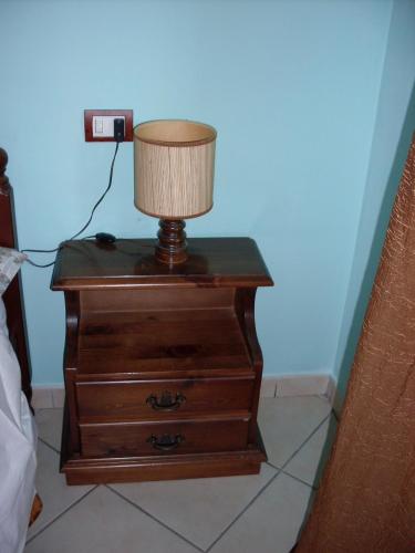 a table with a lamp on top of a dresser at Il Rifugio in Celano