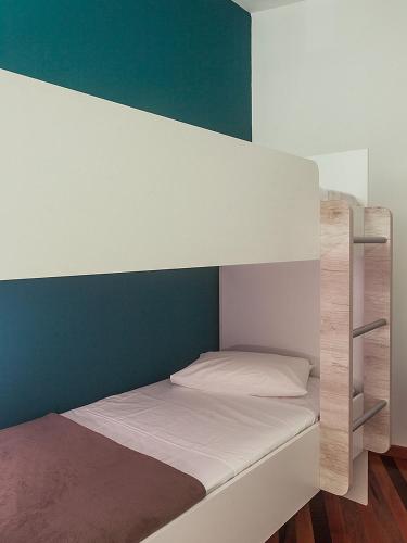 Uma cama ou camas num quarto em The Bridge Hostel Florianópolis