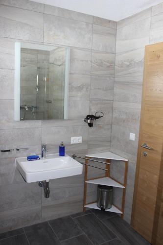 ザンクト・アントン・アム・アールベルクにあるHaus Bichaliのバスルーム(洗面台、鏡付)