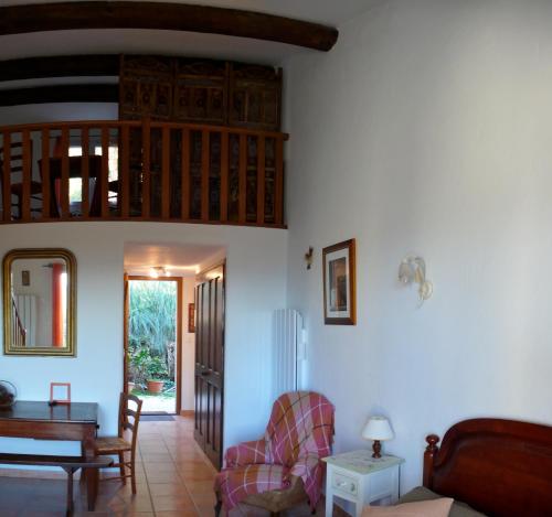 un salon avec une table et une chaise dans l'établissement Chambres d'hôtes La Fouquette, à Les Mayons