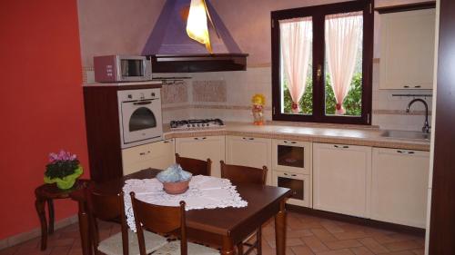 uma cozinha com uma mesa e uma cozinha com um fogão em Cara Pace em Rimini