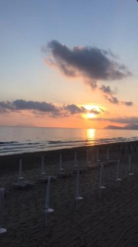 a sunset on the beach with the sun setting at Hotel Amyclae in Sperlonga