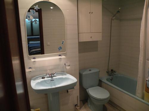 a bathroom with a sink and a toilet and a tub at Gemelos 11 - Fincas Arena in Benidorm