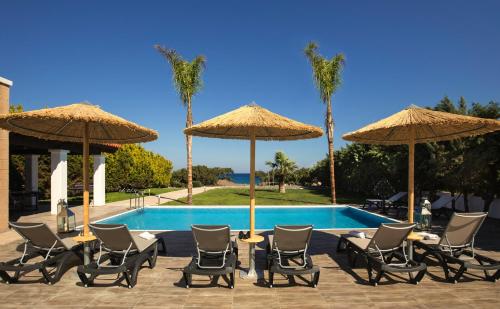 Basen w obiekcie Gennadi Beach Villas - Waterfront Luxury Retreat with Private Beach lub w pobliżu