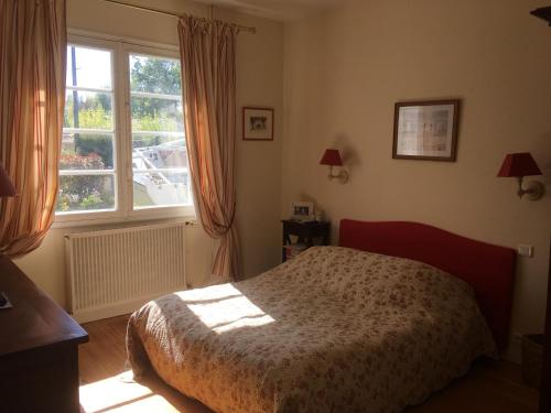 - une chambre avec un lit et une fenêtre dans l'établissement Villa Pagnol, à Andernos-les-Bains