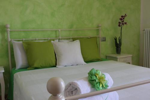 RoncofreddoにあるCa' Fabbriの緑の壁のベッドルーム1室