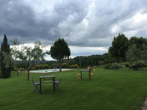a group of tables and chairs in a field at San Carlo a La Molinella in Città della Pieve