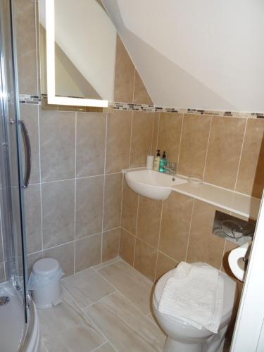 A bathroom at Victoria Lodge 