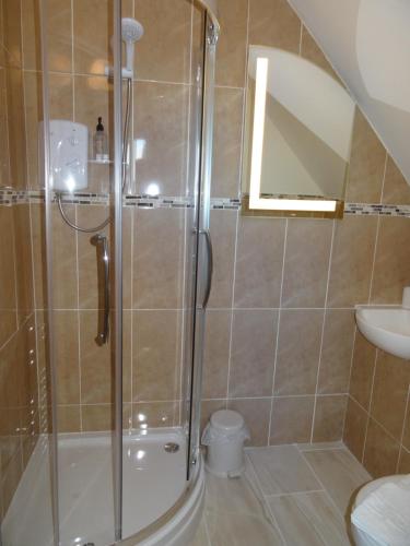 A bathroom at Victoria Lodge 