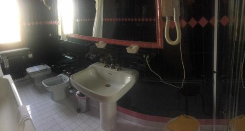 a bathroom with a sink and a toilet at B&B Villa Giglio in Catanzaro