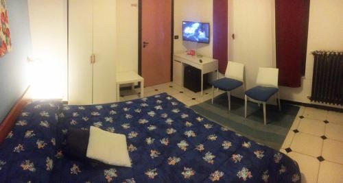 a living room with a couch and a tv at B&B Villa Giglio in Catanzaro