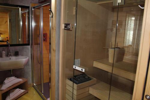 y baño con ducha y lavamanos. en Hotel Meublé Gorret en Breuil-Cervinia