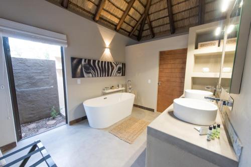 A bathroom at Bushbaby River Lodge