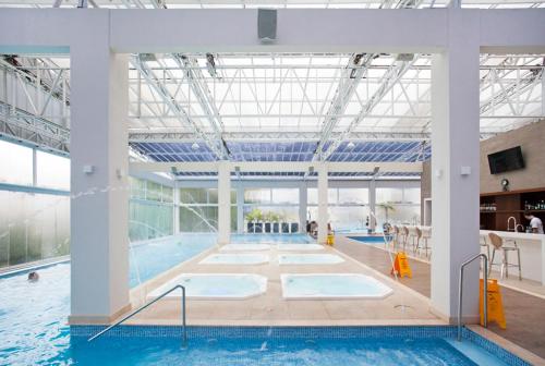 una gran piscina cubierta con 2 pistas de natación en Hotel Paraiso en Piratuba